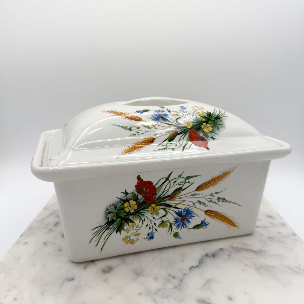 Vintage Hoan porcelain baking dish with wheat and floral decoration, made in France. Beautiful and functional kitchen collectible.