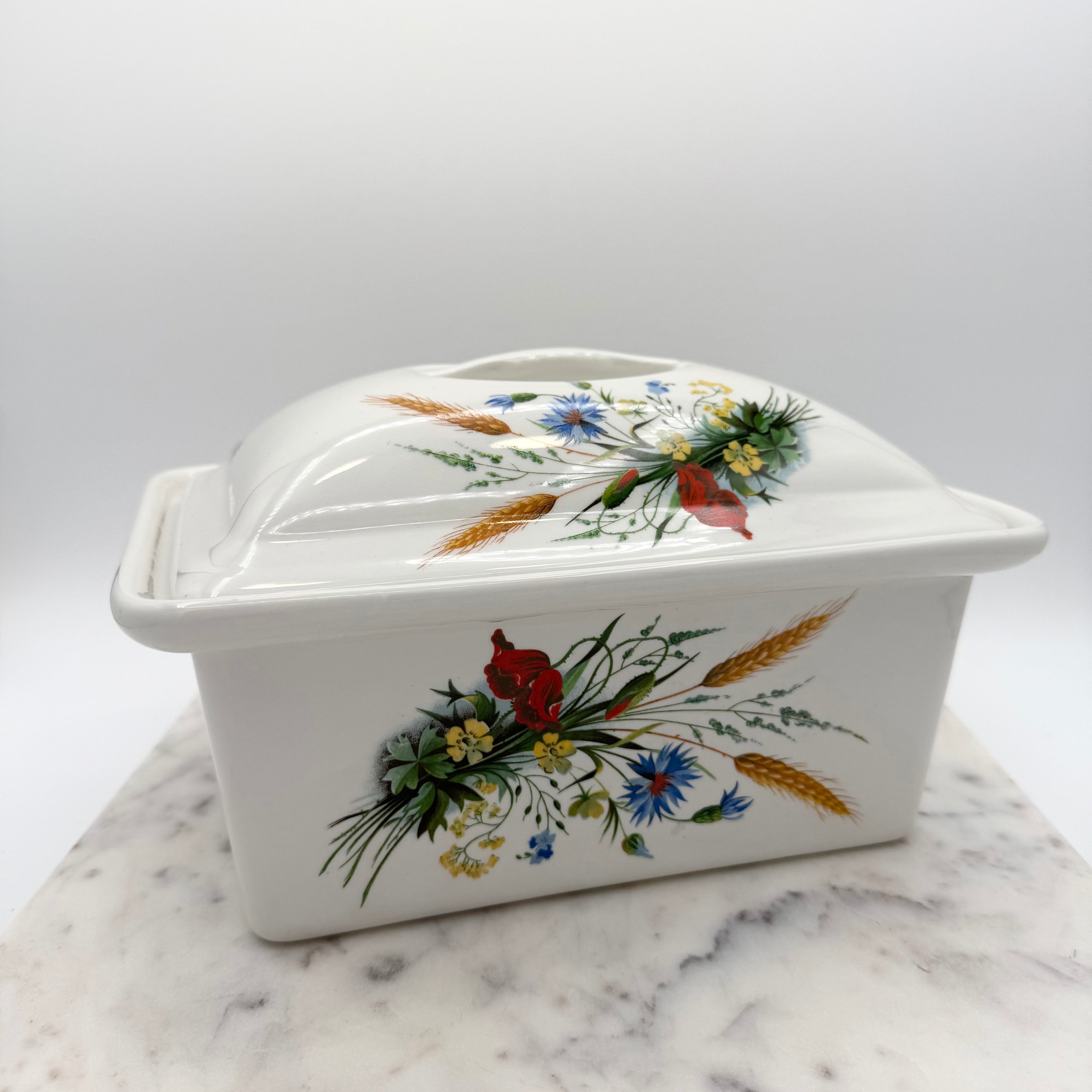 Vintage Hoan porcelain baking dish with wheat and floral decoration, made in France. Beautiful and functional kitchen collectible.