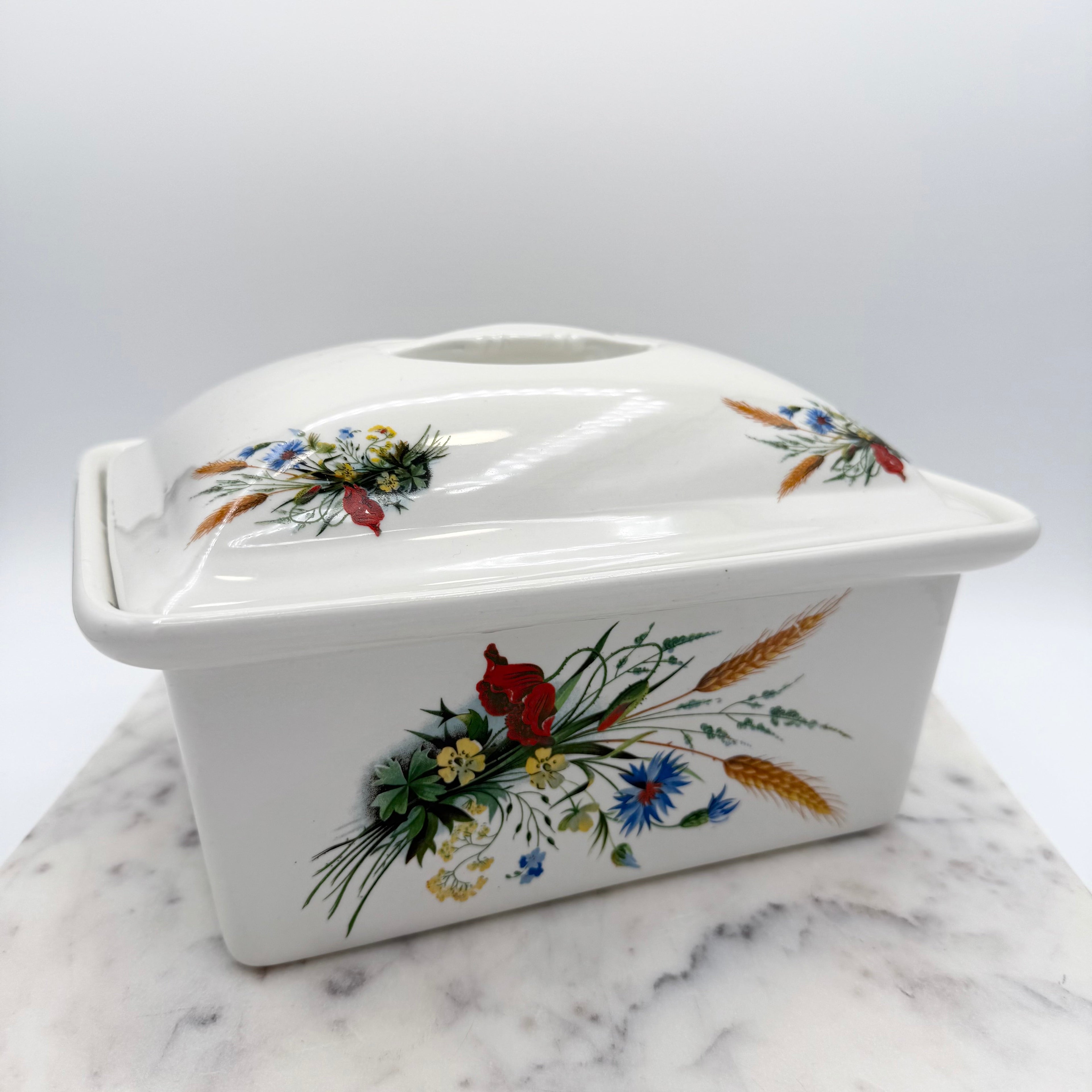 Vintage Hoan porcelain baking dish with wheat and floral decoration, made in France. Beautiful and functional kitchen collectible.