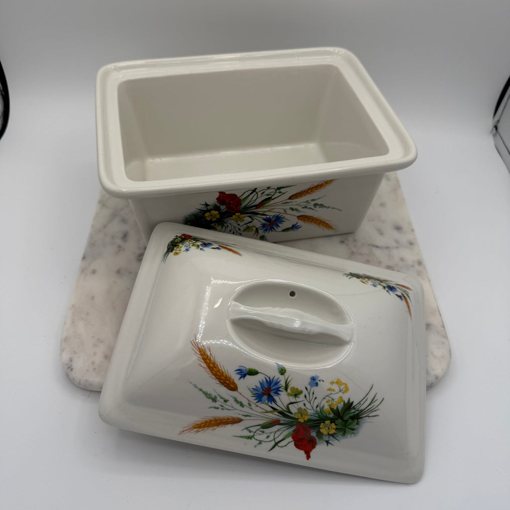 Vintage Hoan porcelain baking dish with wheat and floral decoration, made in France. Beautiful and functional kitchen collectible.