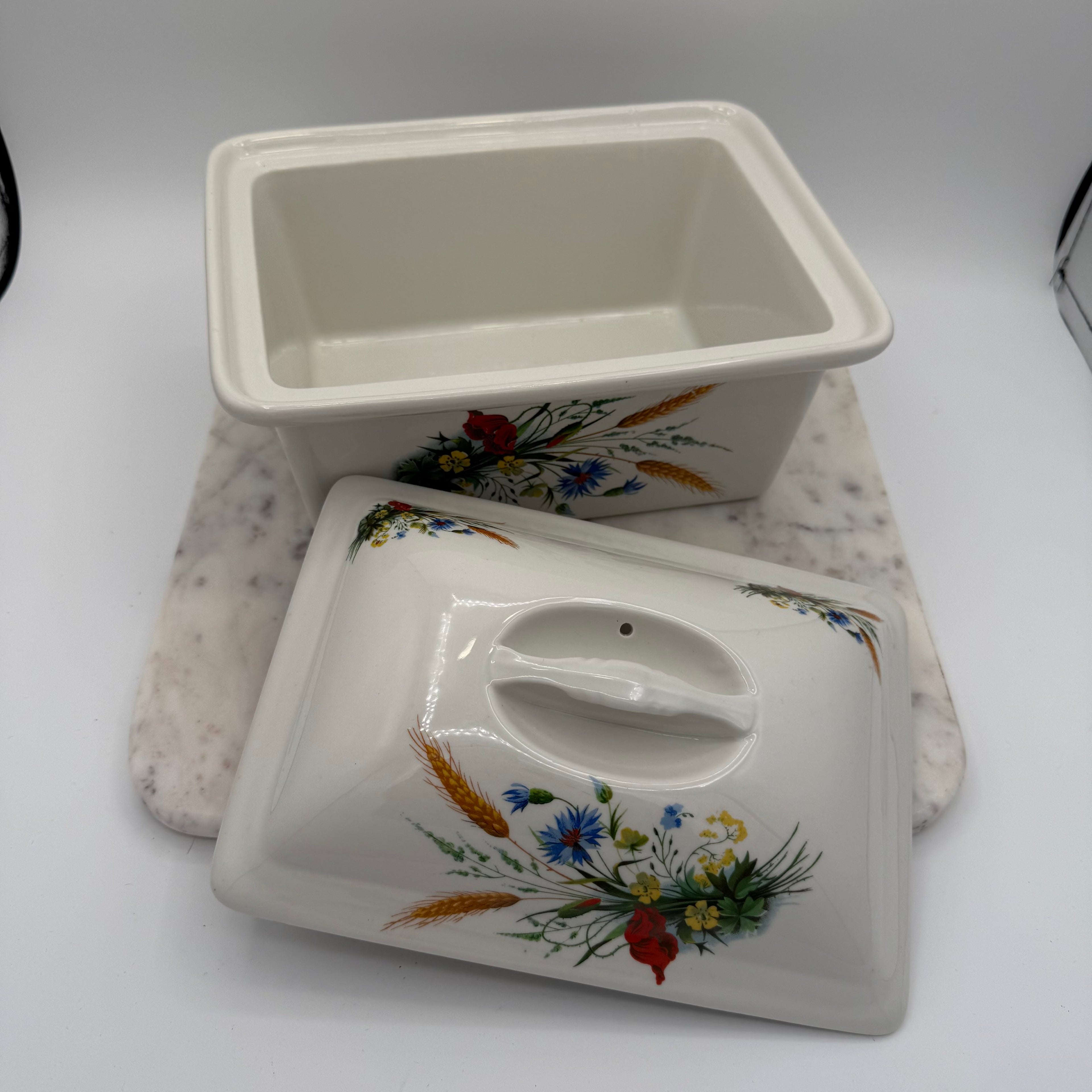 Vintage Hoan porcelain baking dish with wheat and floral decoration, made in France. Beautiful and functional kitchen collectible.